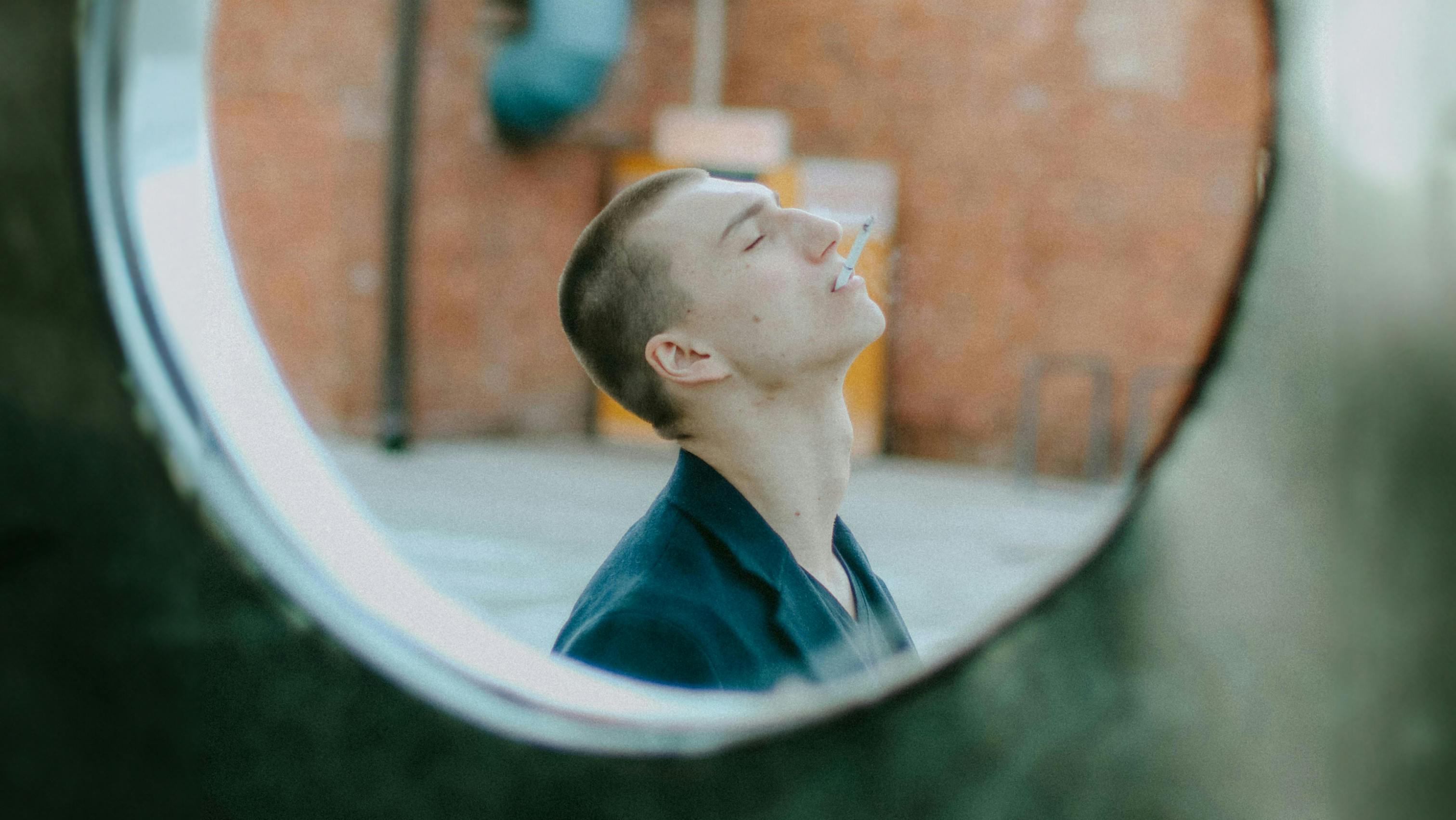 Ragazzo con testa verso il cielo