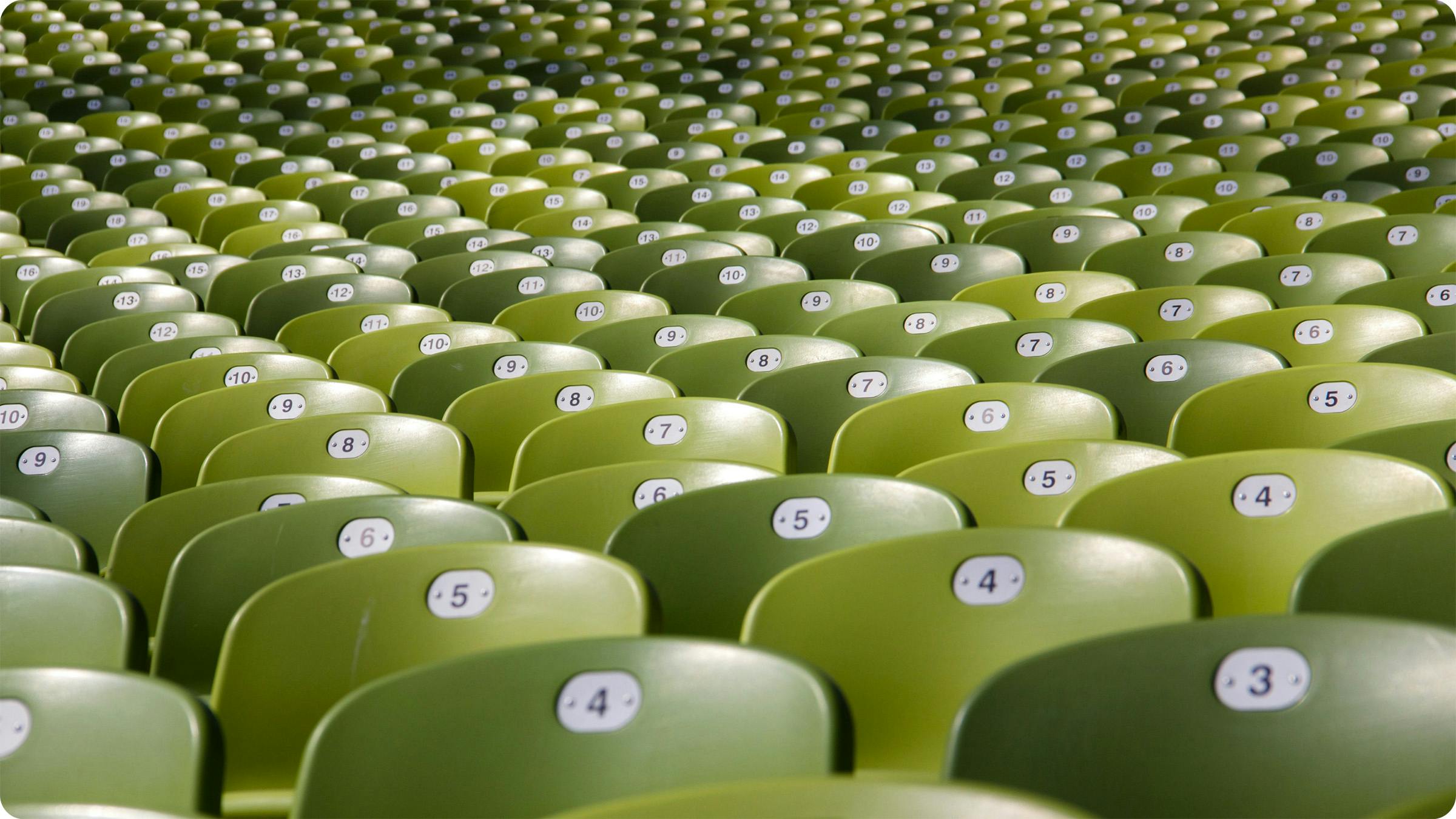 sedie verdi numerate di uno stadio