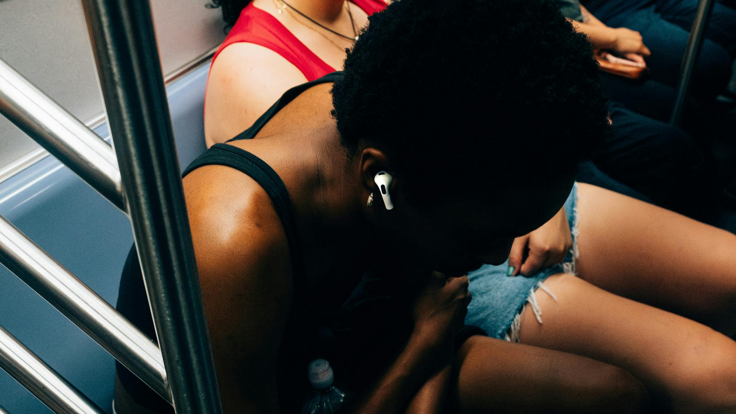 donna con auricolare in metropolitana