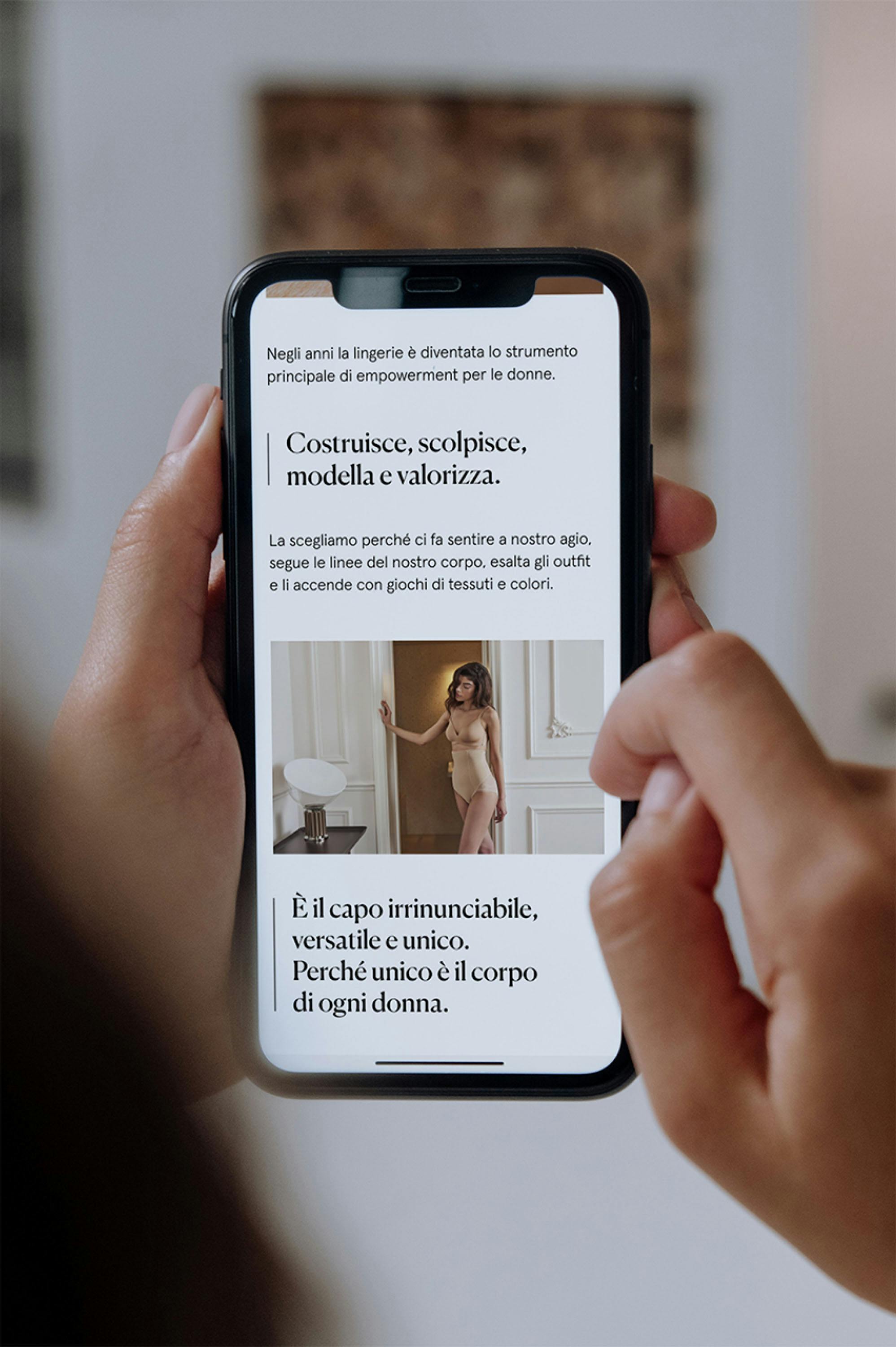 cellulare in mano con schermata articolo Rinascimento