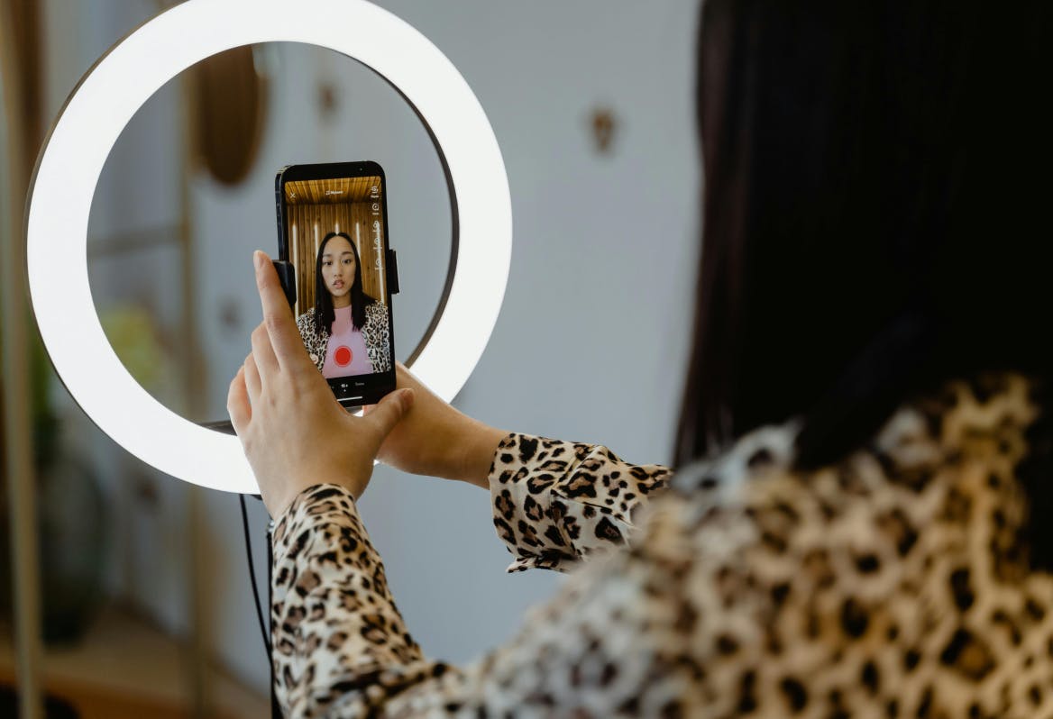 ragazza che tiene in mano il telefono per fare tik tok