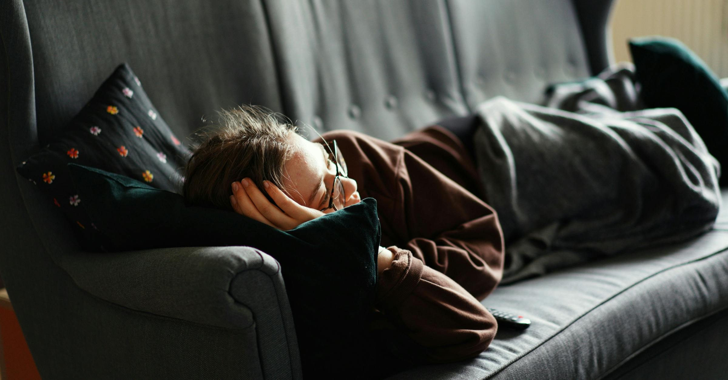 ragazza stesa sul divano