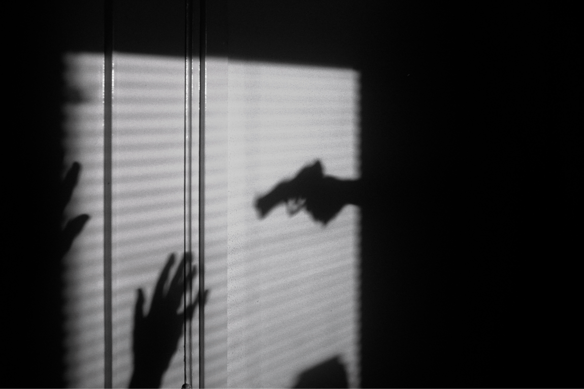 pistola puntata in penombra