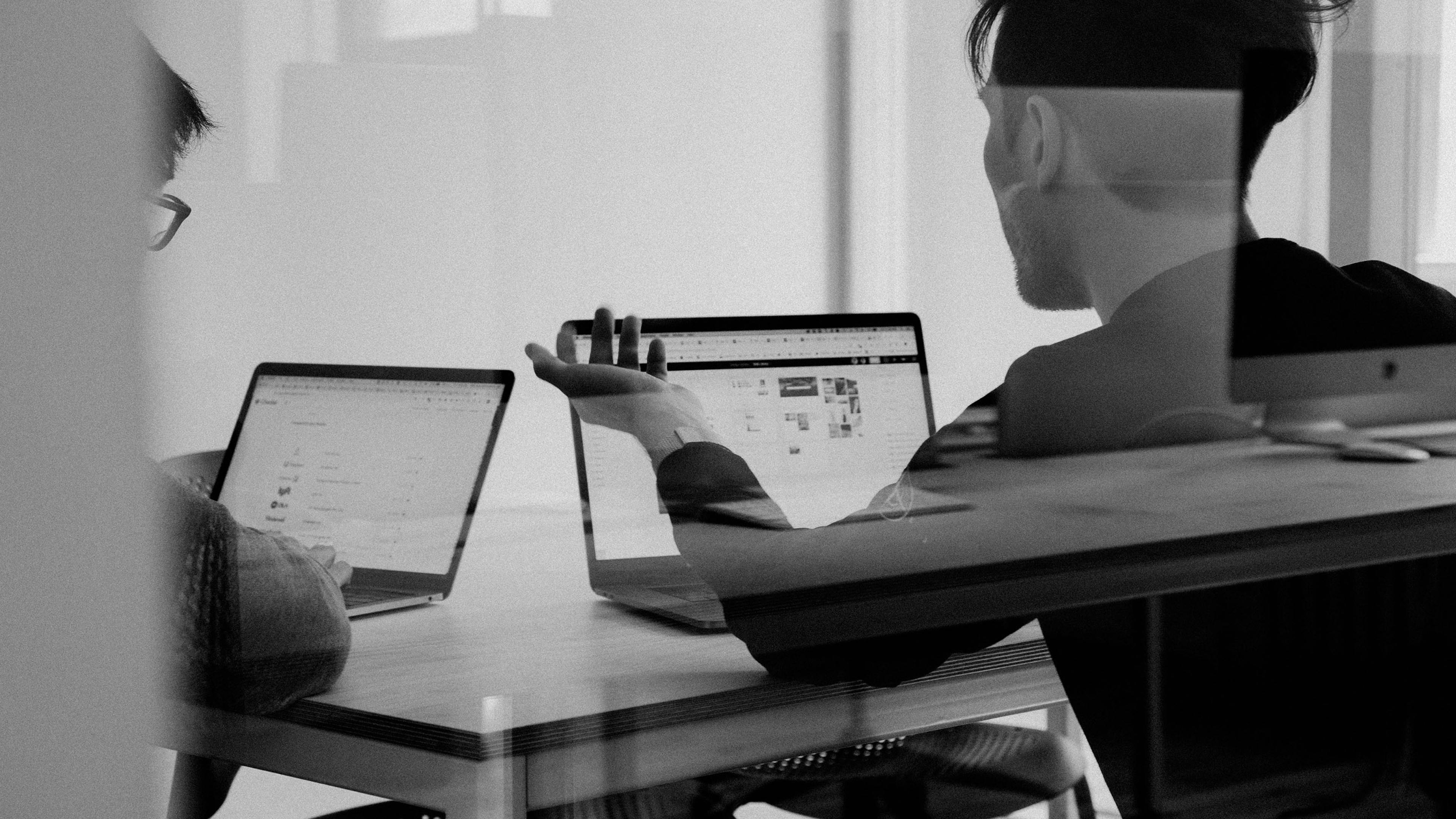 uomo al pc di spalle