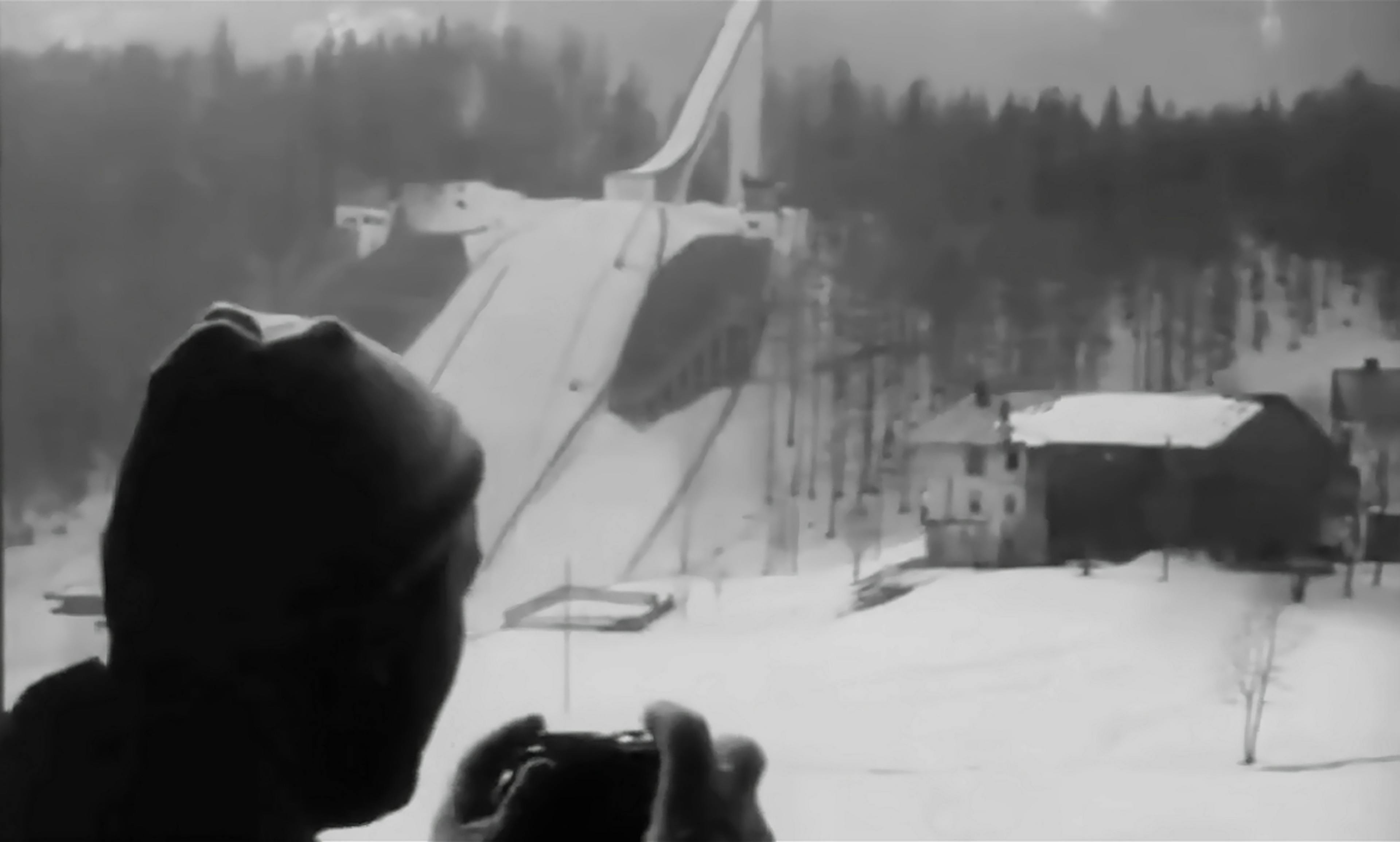 Alberto Sordi fotografa il trampolino Italia di Cortina ne "Il Conte max" 1957