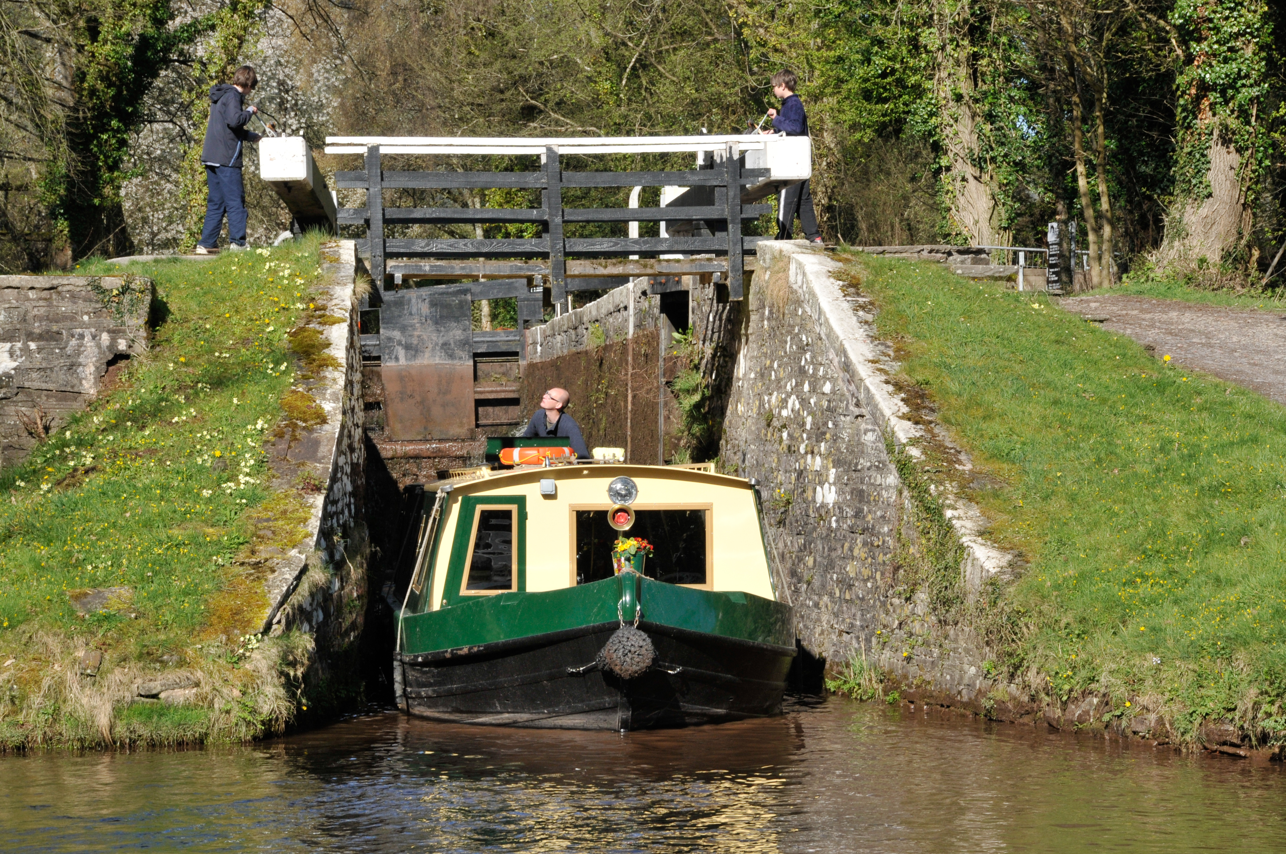 beacon park boat going through a lock