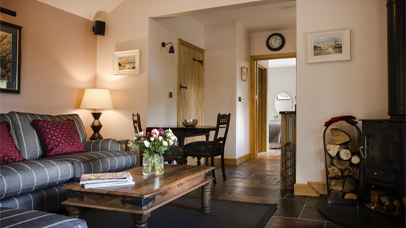 incline cottage living room
