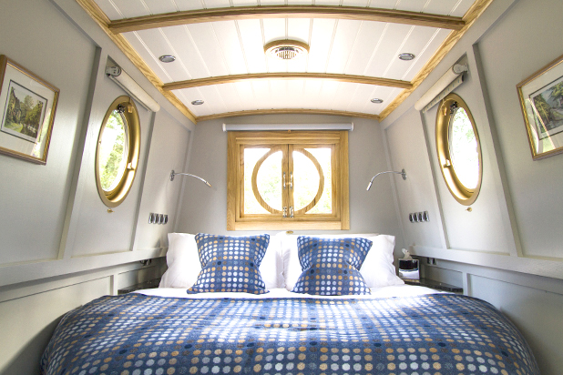 interior of beacon park boat wren double bed
