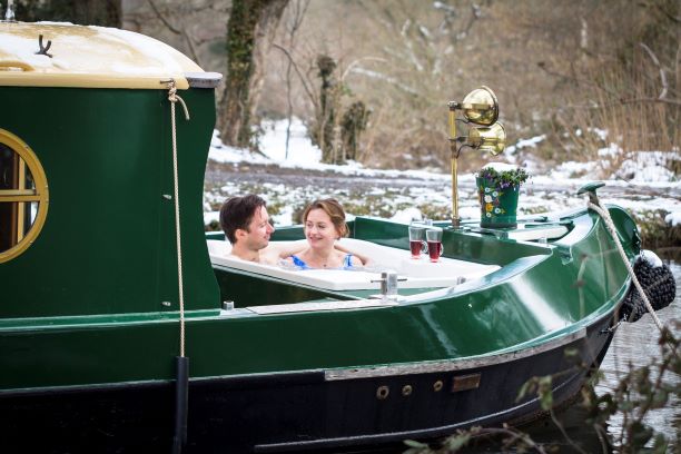 guests in the on deck hot tub aboard beacon park boat owl
