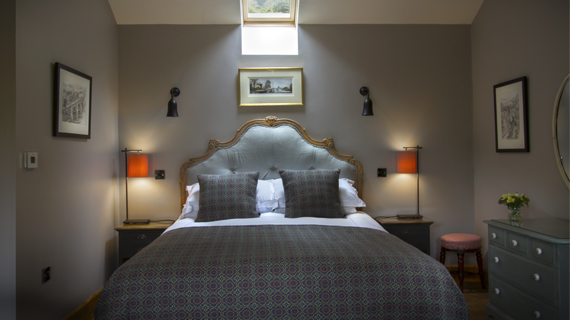 incline cottage bedroom