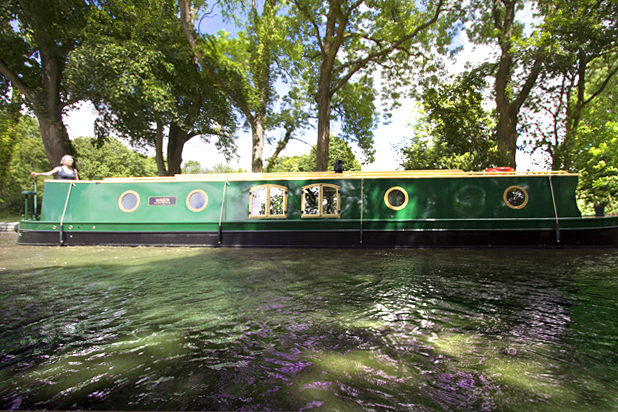beacon park boat wren on the mon and brec canal