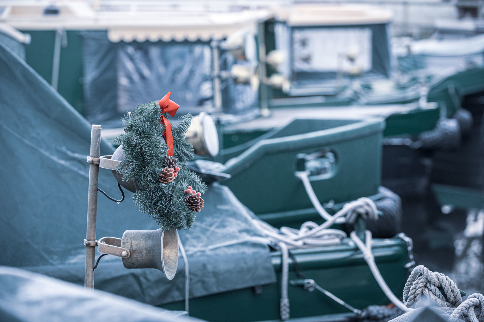 wreath on the end of a beacon park boat with snow