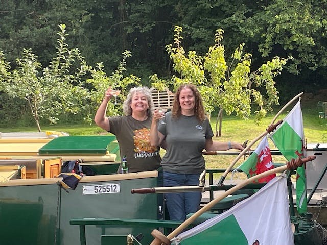 toasting a successful holiday on the beacon park boat wren