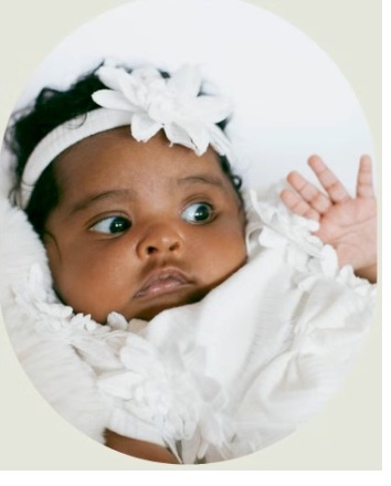 Milena with a white headband with a flower