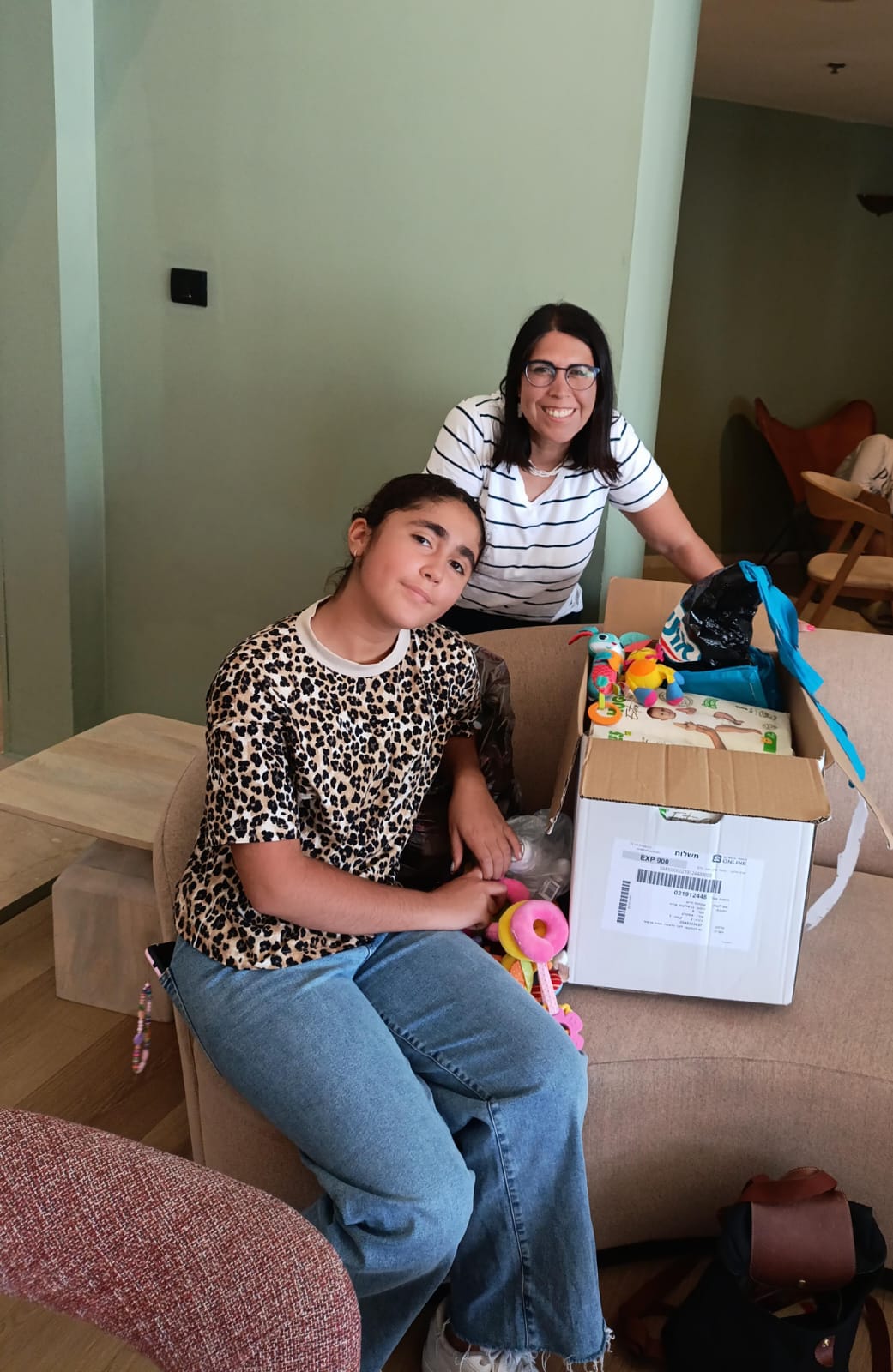 Notre conseillère Yael et sa fille distribuent des « cadeaux d'amour » à Ashkelon