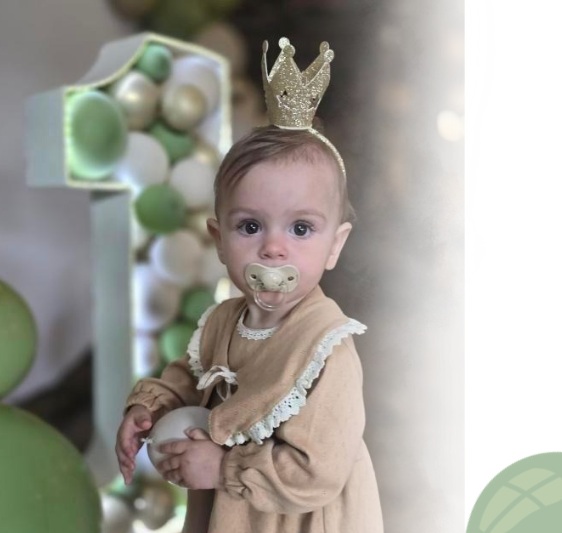 bébé Sophia avec une couronne sur la tête