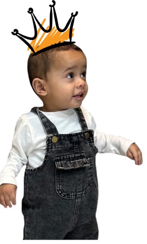 Achmed avec une couronne sur la tête