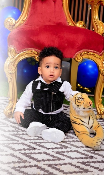 Photo d'anniversaire de Yair en beau costume