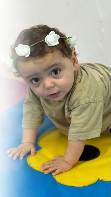 Yigal avec des fleurs d'anniversaire sur la tête