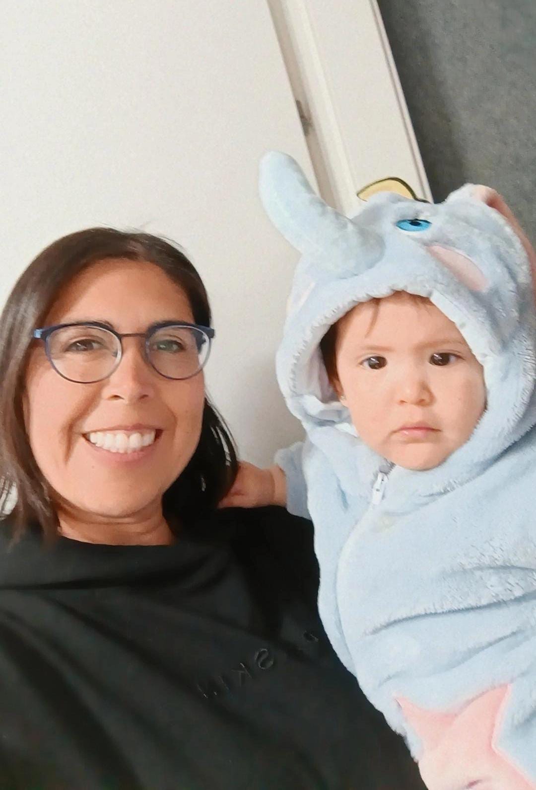 vrouw met een aangekleed babyjongetje