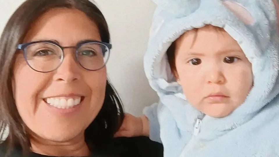 vrouw met een aangekleed babyjongetje