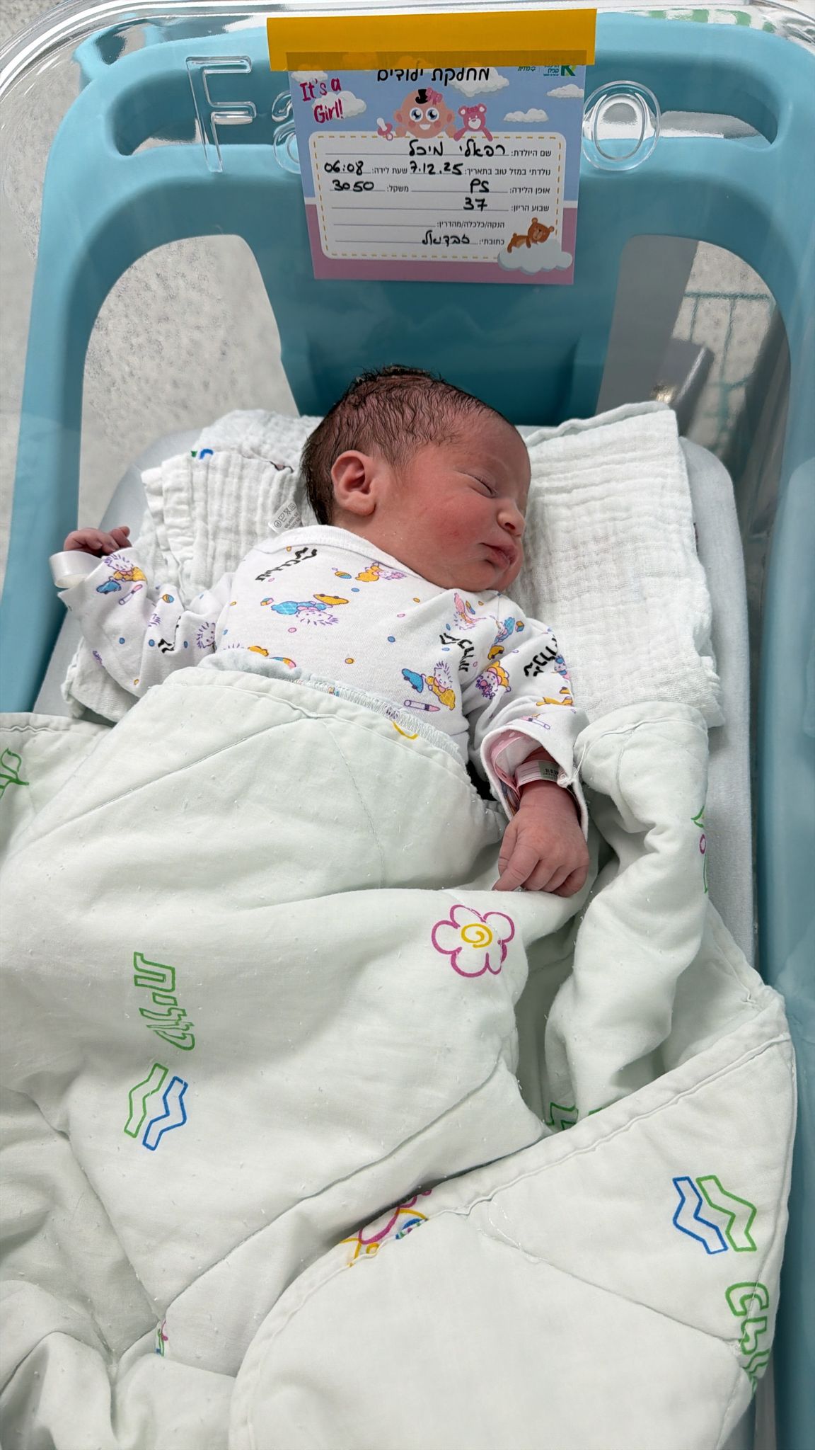 pasgeboren baby Yaheli in het ziekenhuis