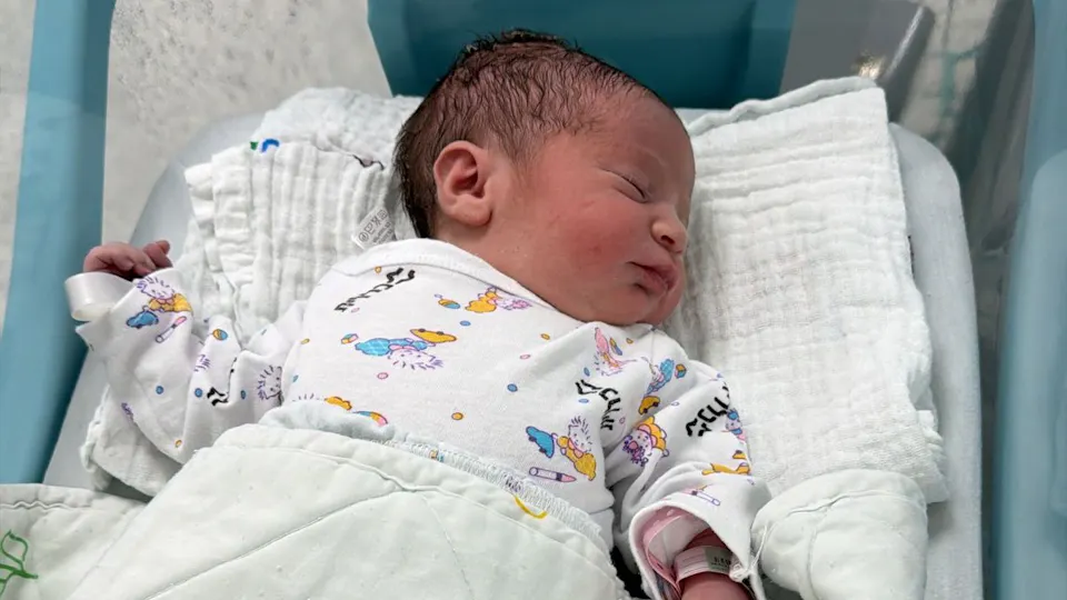 pasgeboren baby Yaheli in het ziekenhuis