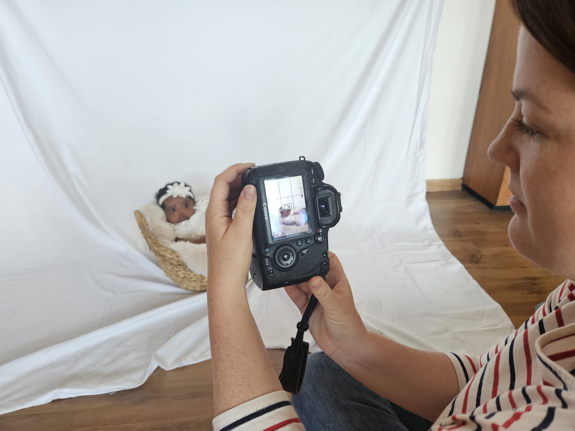 seeing the photographed baby through the camera of the photographer