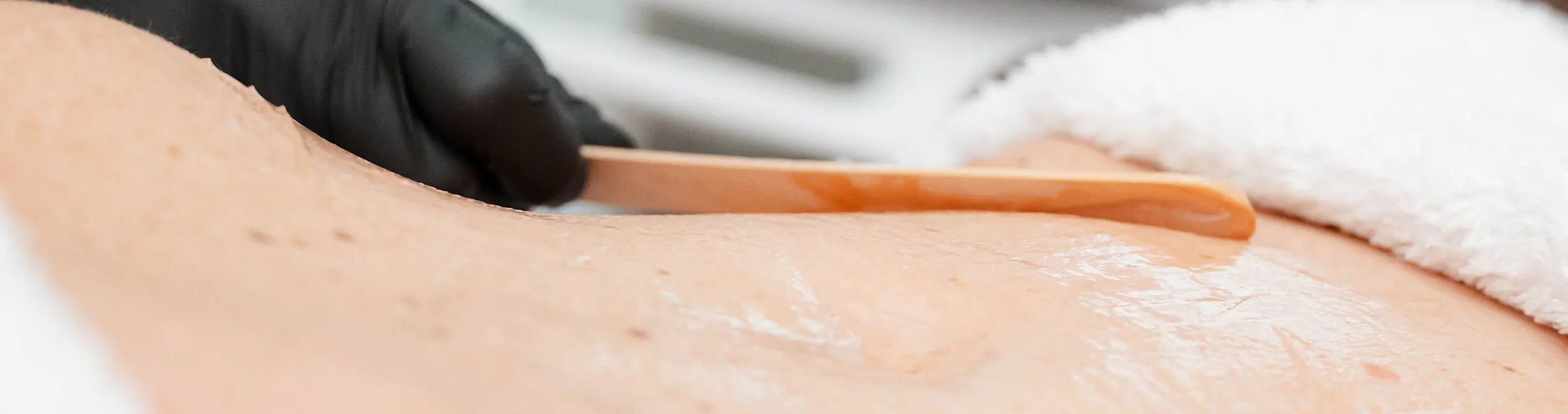 Schoonheidsspecialiste voert een professionele bodybehandeling uit met een geavanceerd huidverzorgingsapparaat. Perfect voor huidversteviging en contouring.