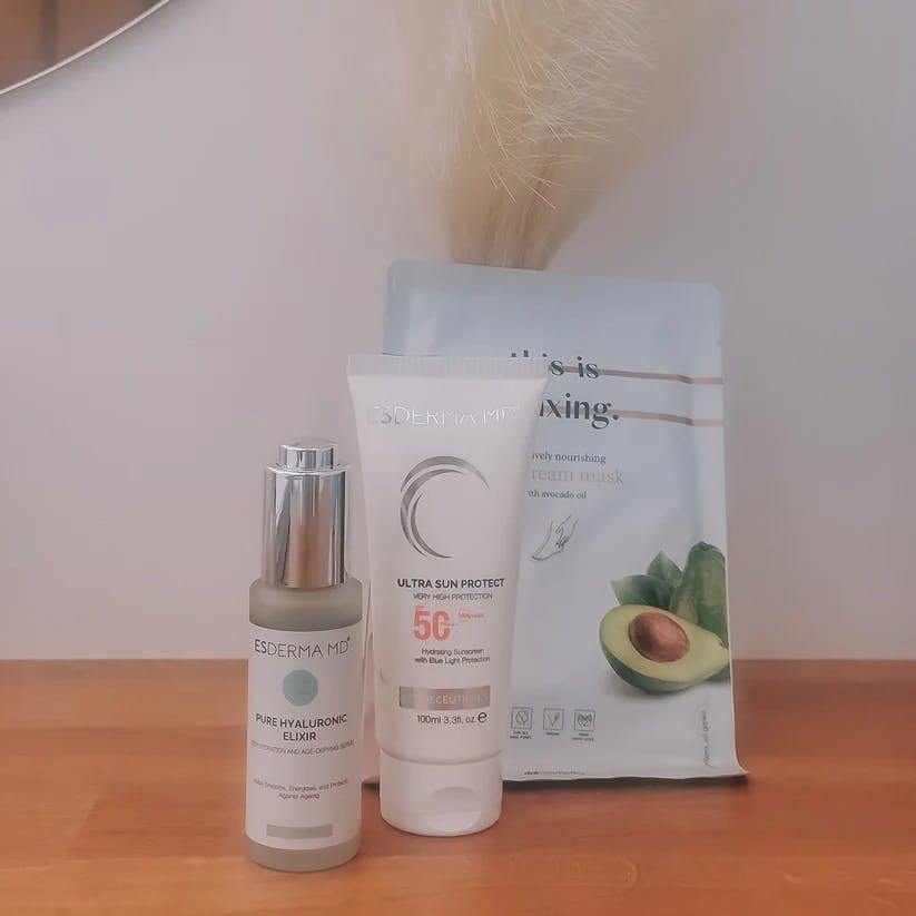 Het Summer Essentials Pakket van Beauty Bar Eline, met hyaluronserum, SPF bescherming en een gratis voetmasker voor een stralende, gezonde huid deze zomer.