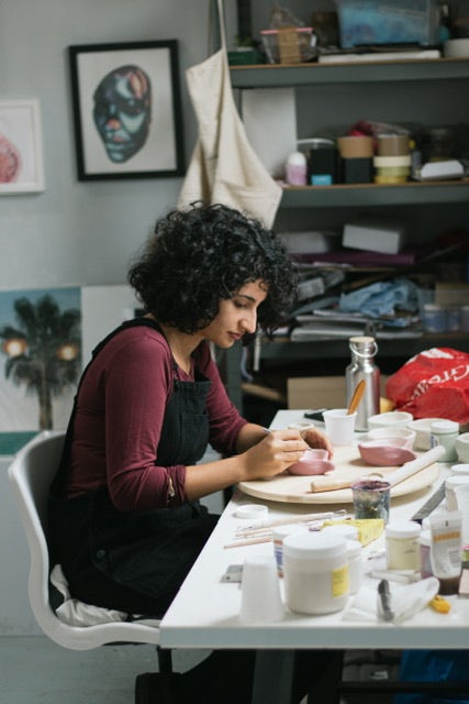 Beige-Kunstsympathisch-Yasmin-Falahat-Arbeitsplatz