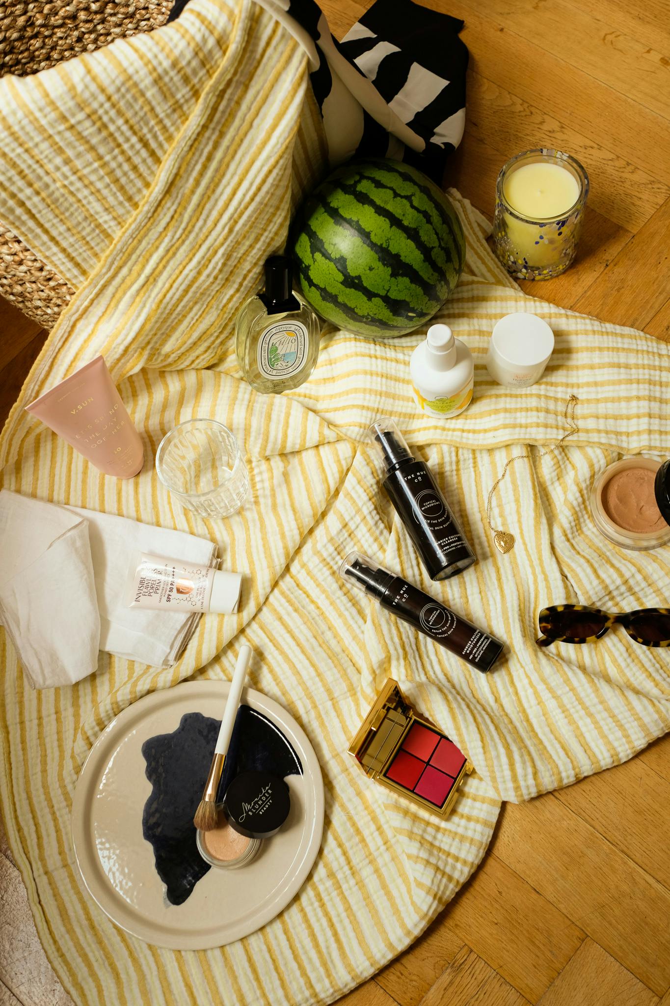 Ein Sommerpicknick mit den Beauty-Favoriten aus dem Monat Mai