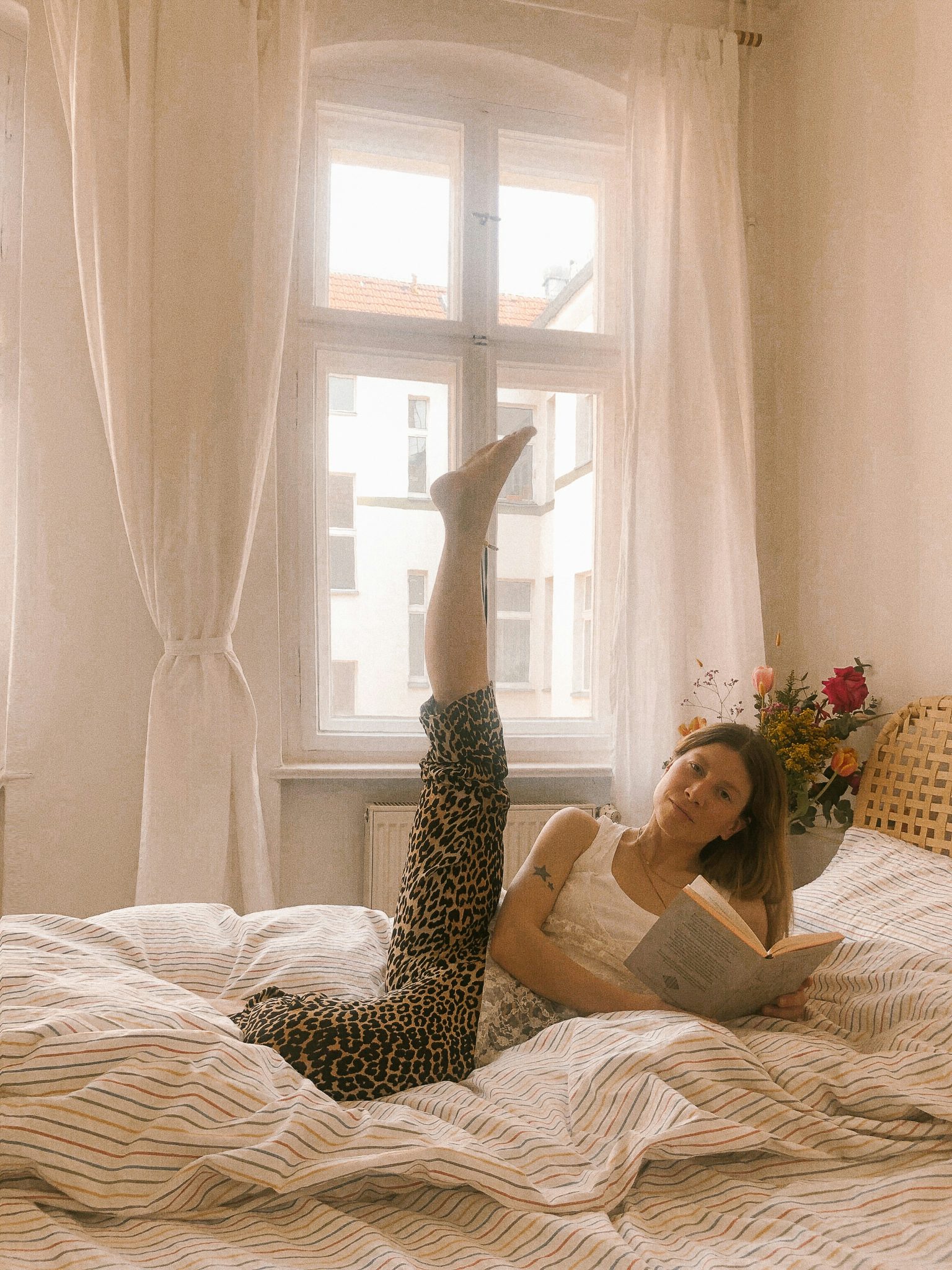 Beige-Mode-Fashion-Instagram-Trend-Victoria-Beckham-Pose-VBPose-Leg-up-Lisa
