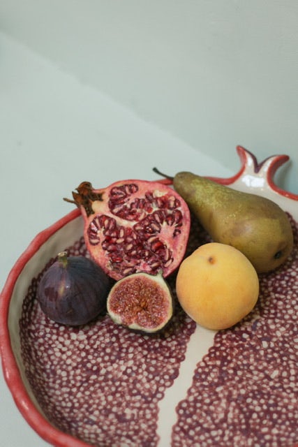 Beige-Kunstsympathisch-Yasmin-Falahat-Obstkorb