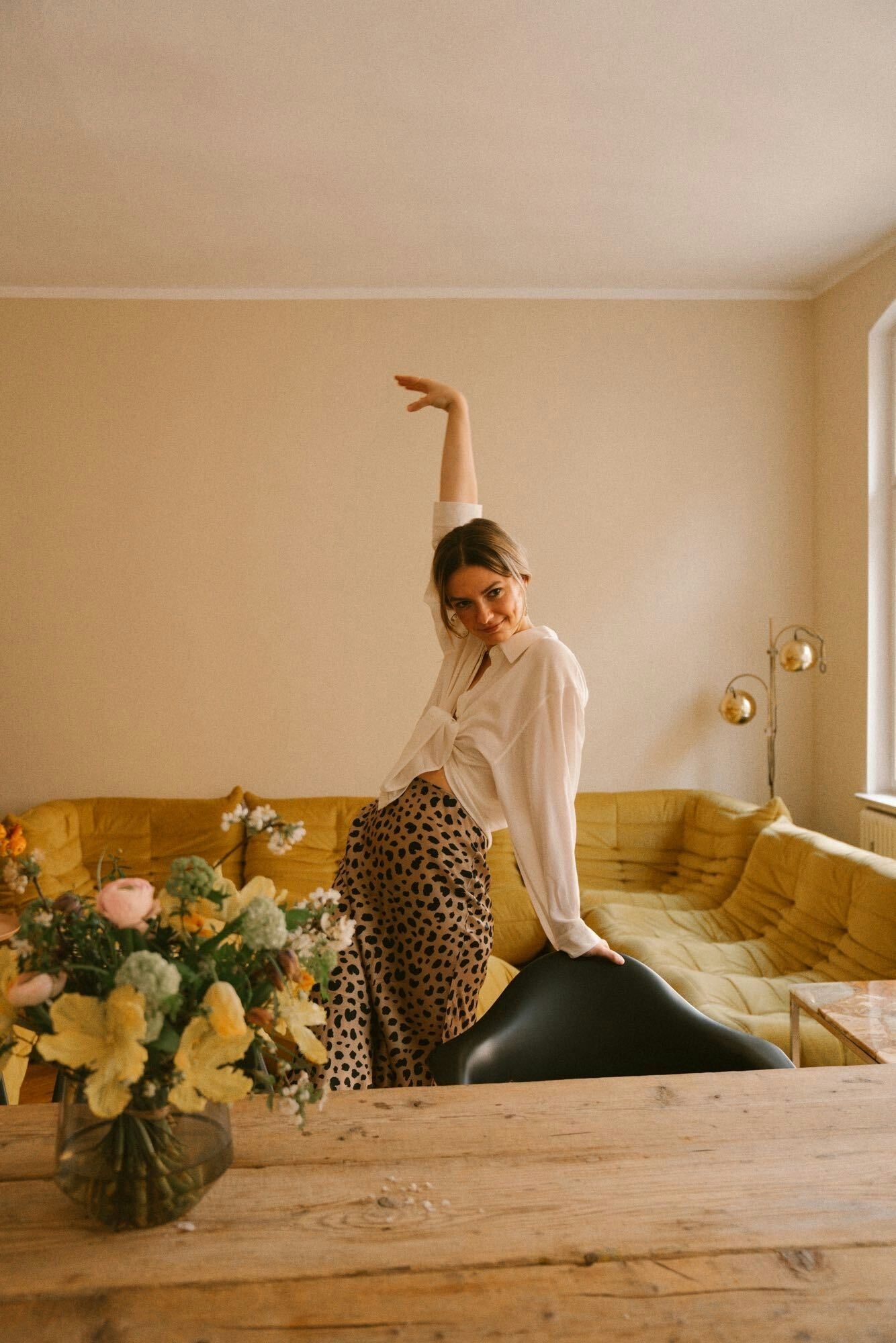 Beige-Mode-Fashion-Instagram-Trend-Victoria-Beckham-Pose-VBPose-Leg-up-Marie-Arms-up