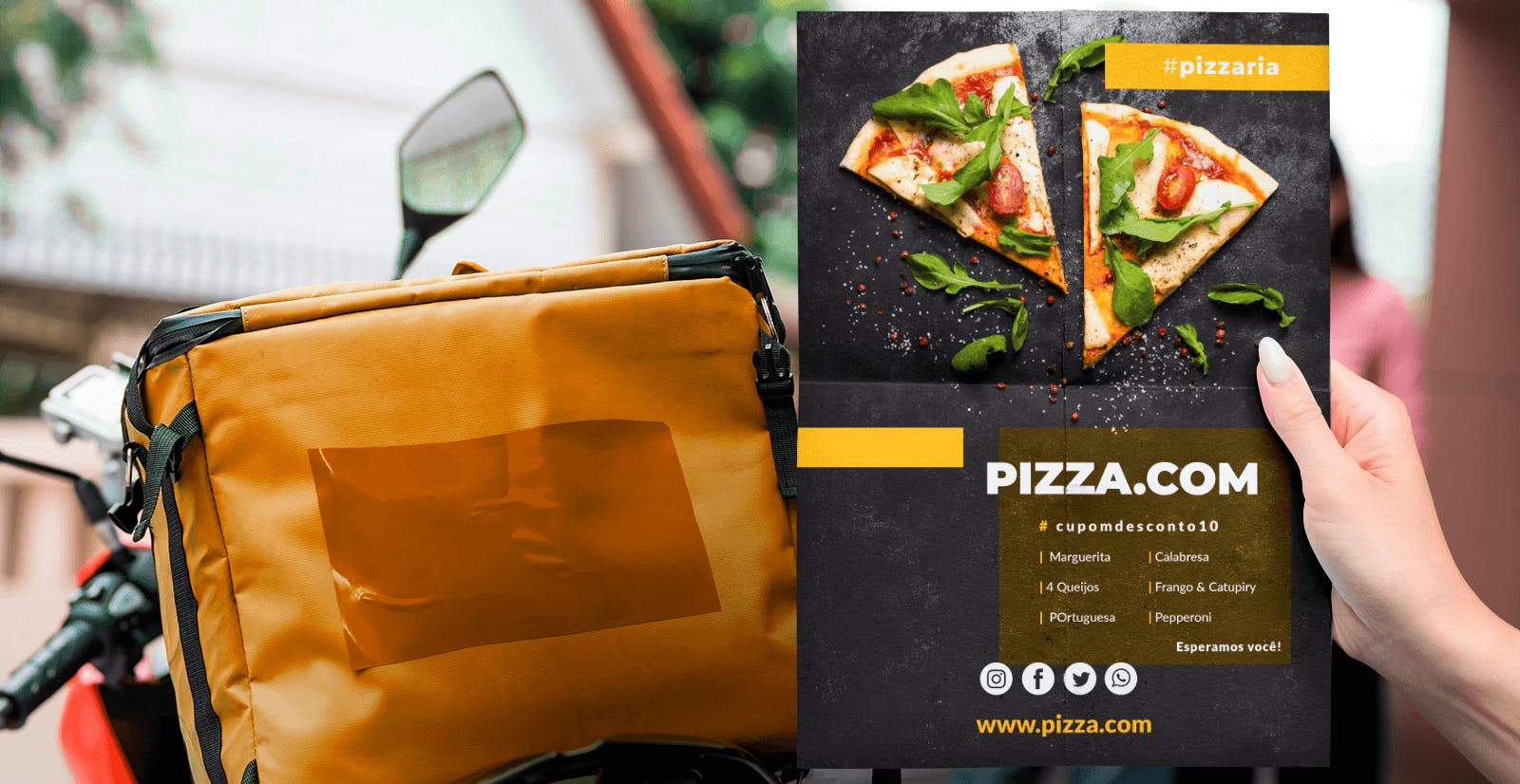 Mao segurando panfleto de pizza com moto ao fundo