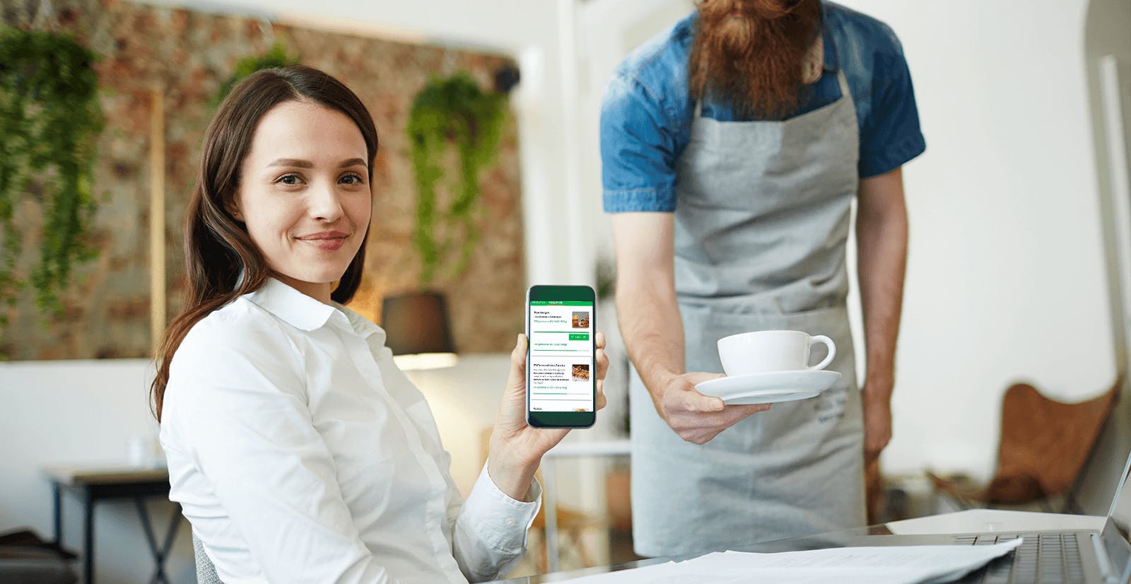 mulher-segurando-aplicativo-fidelidade