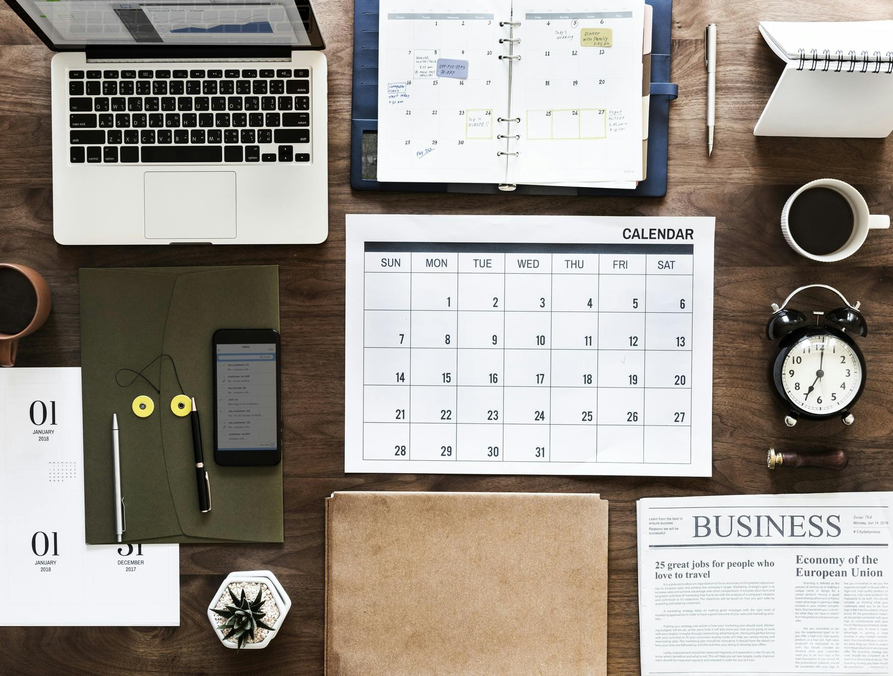 Obrazek z kalendarzem, na którym zaznaczone są terminy płatności podatku od sprzedaży nieruchomości.