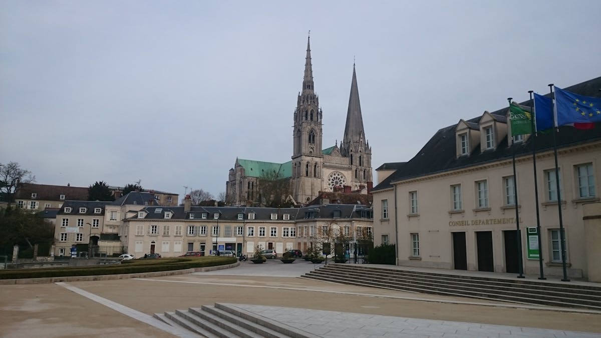 Deux personnes se tenant la main
