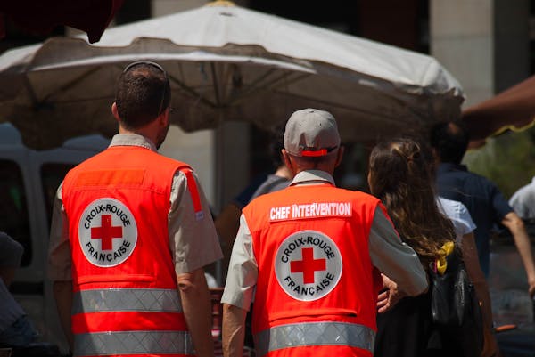 Deux personnes se tenant la main