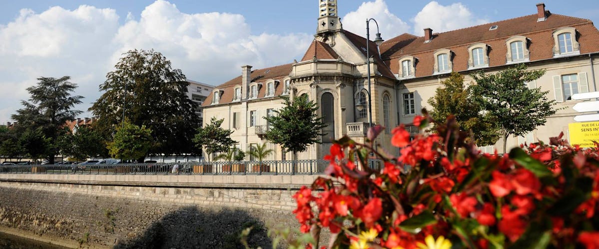 Deux personnes se tenant la main