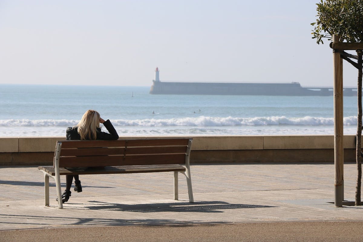Deux personnes se tenant la main