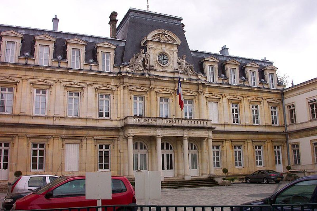 Deux personnes se tenant la main