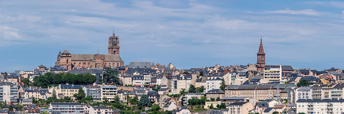 Deux personnes se tenant la main