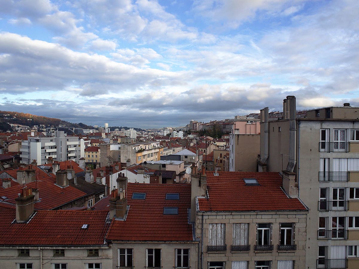 Deux personnes se tenant la main
