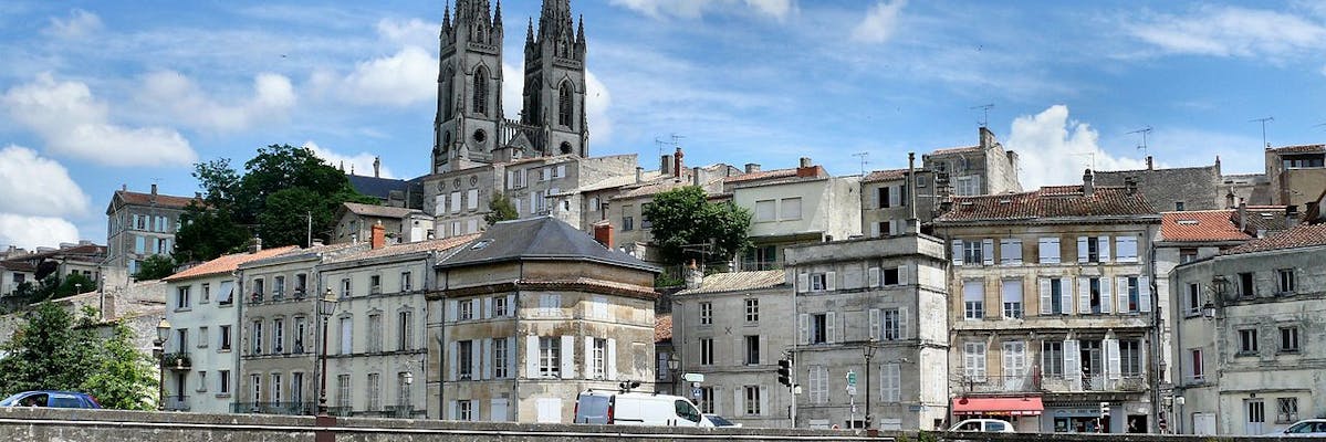 Deux personnes se tenant la main
