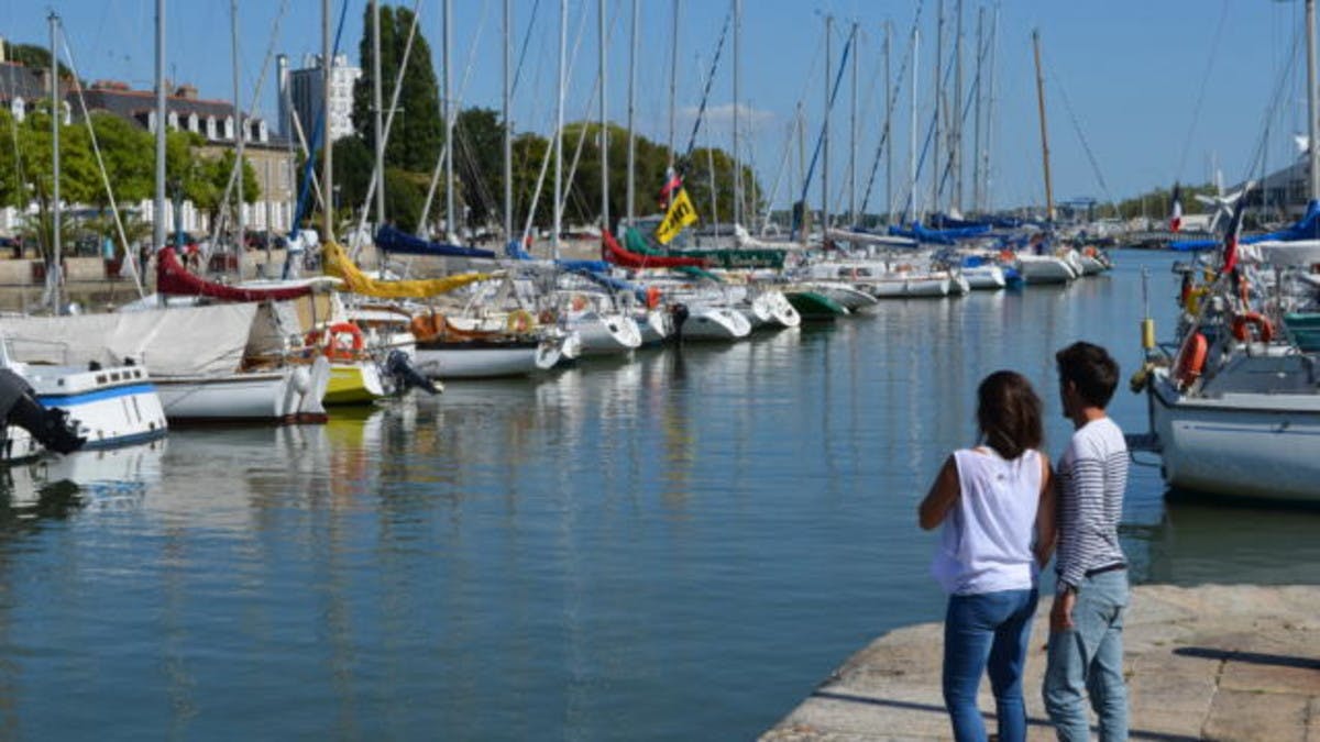 Deux personnes se tenant la main