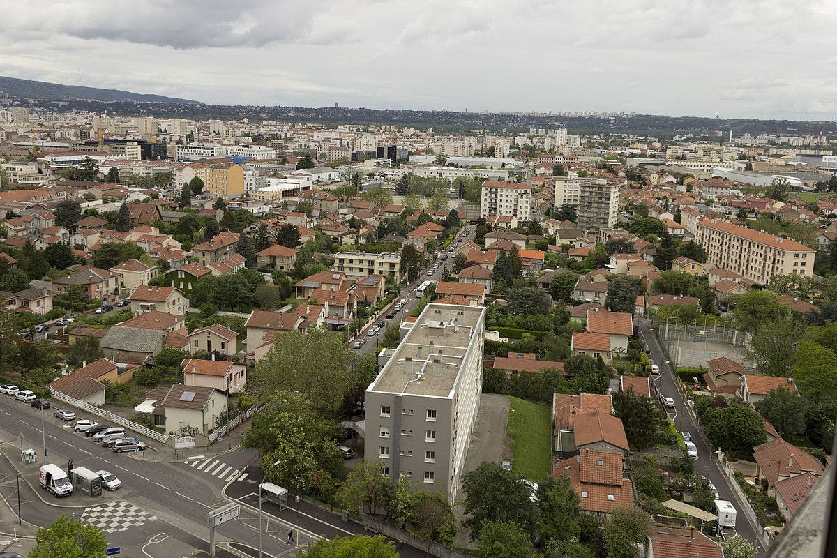 Deux personnes se tenant la main