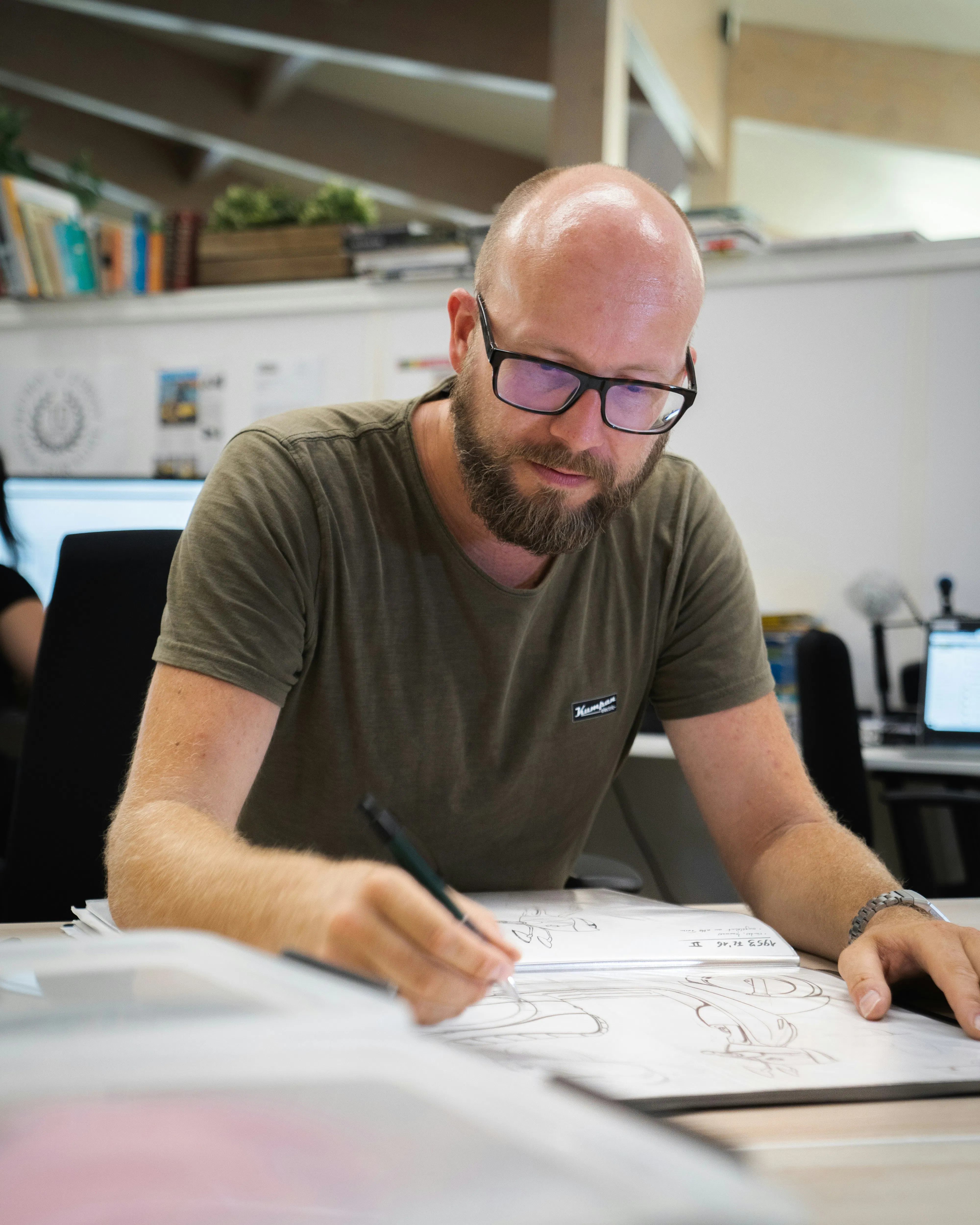 Un concepteur qui dessine sur papier