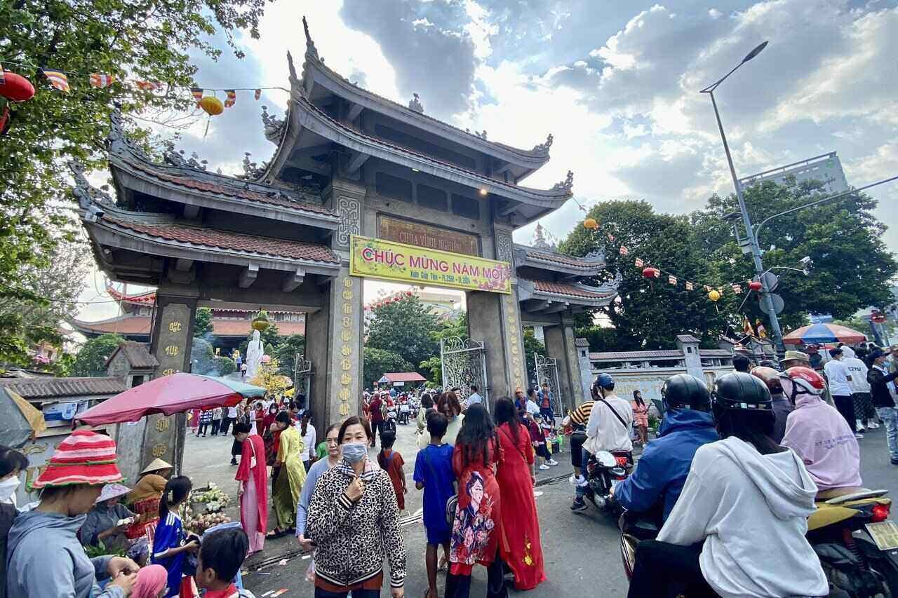 Người dân đi lễ chùa đầu năm cầu bình an